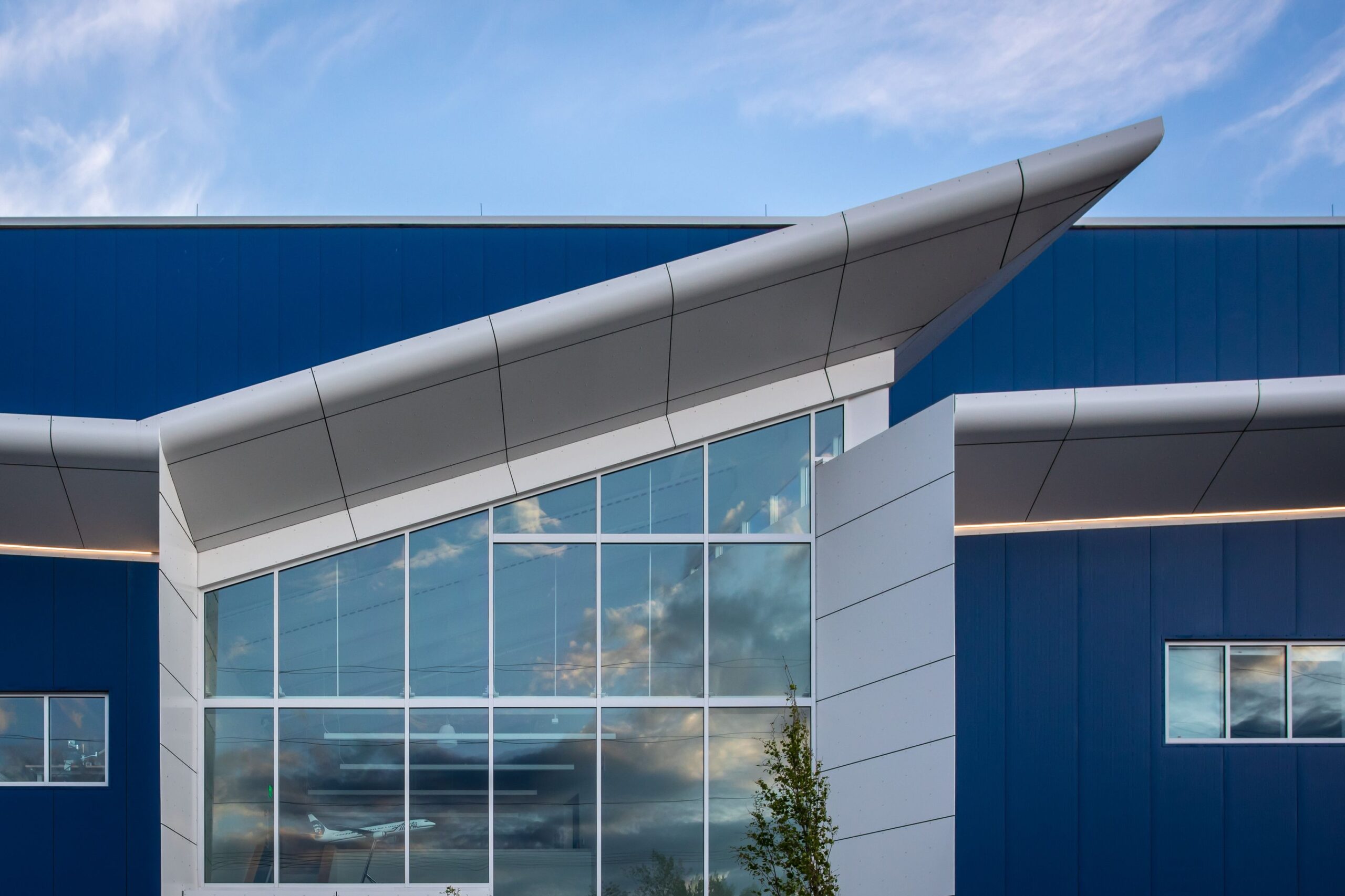 Alaska Airlines Garage Sale - 5mr0iv9